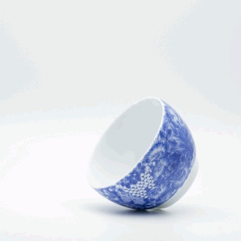 万花不落地青花杯